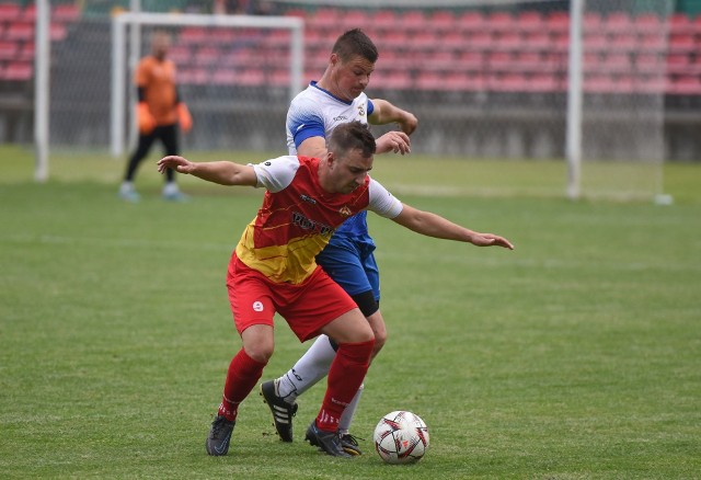 Czuwaj Przemyśl (czerwono-żółte stroje) wygrał z Tęczą Kosienice 3:0 i przypieczętował awans do okręgówki