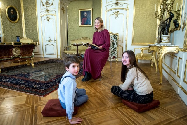 Po  Zamku Królewskim w Sandomierzu oprowadza  między innymi aktorka Joanna Moro. Towarzyszy jej rodzeństwo - Lena i Olek Karlak z Warszawy.