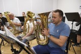 Toruń. Z delegacji prosto na próbę: tak łatkę typowej orkiestry dętej odrywa Vabank