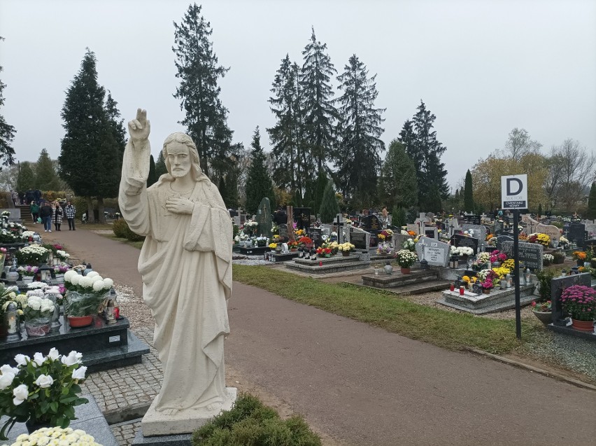 Kobieta zniszczyła 30 nagrobków na cmentarzu w Kościerzynie. Grozi jej do 5 lat więzienia