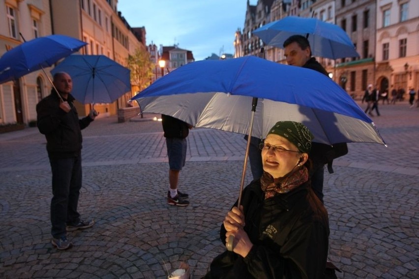 Kościół wymyślił konkurencję dla klubu go-go. Spacerujący z parasolami rozmawiają o Bogu (FOTO)