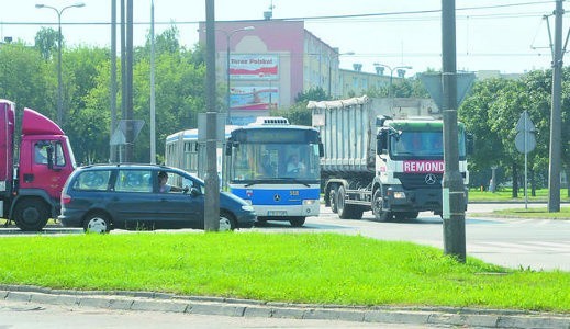 Wjazd na ulicę Wojska Polskiego od strony Magnuszewskiej - niektórzy kierowcy mylą skrzyżowanie z rondem