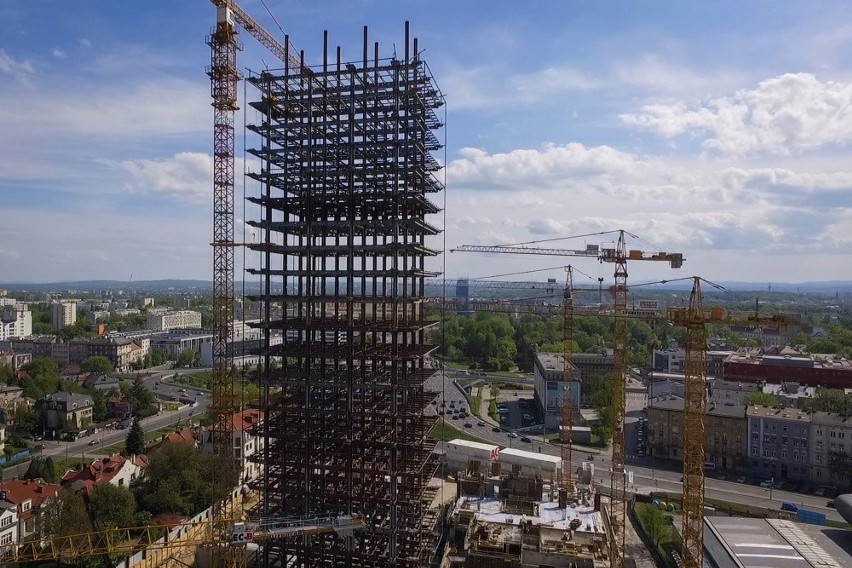 Kraków. Gigantyczny dźwig przy szkieletorze [ZDJĘCIA Z DRONA]