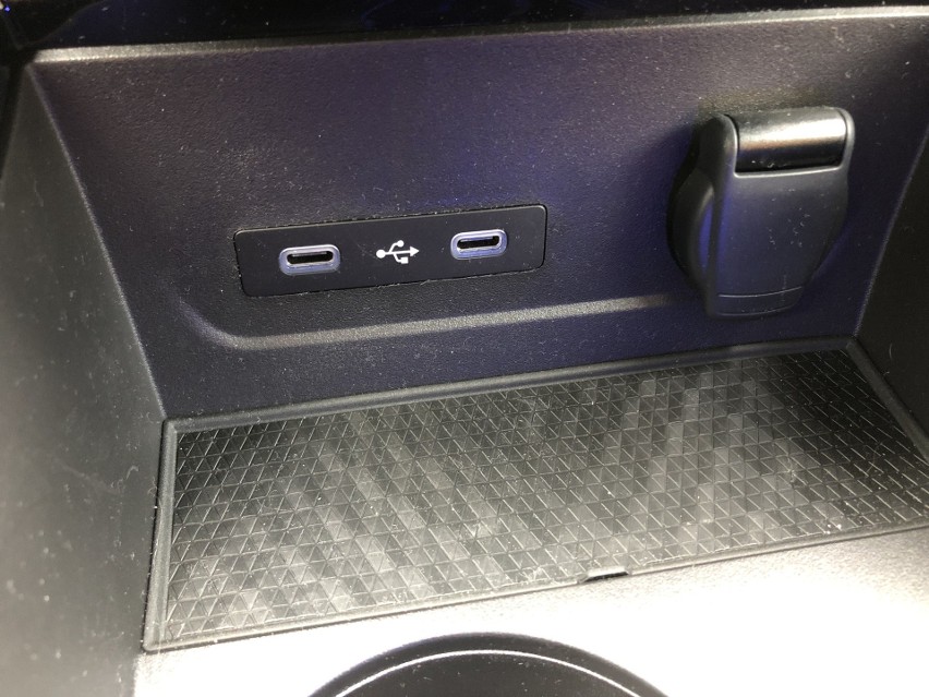Coraz częściej w nowych autach spotkamy gniazda USB-C