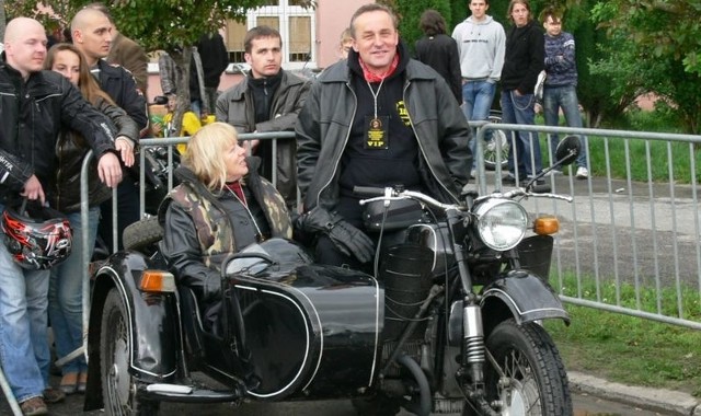 Prezydent Skarżyska Roman Wojcieszek z żoną przyjechali prezydenckim dnieprem.