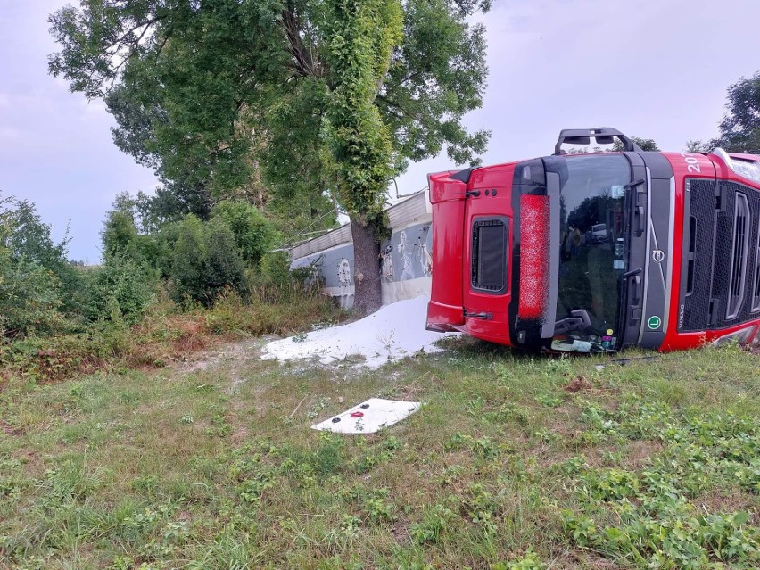 Wypadek ciężarówki w gminie Lubraniec.