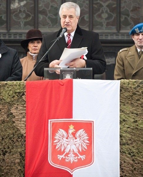 Flaga Polski z godłem została odwrotnie powieszona.