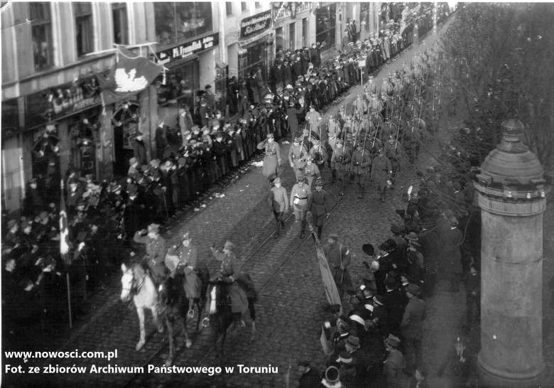 Wojska polskie maszerują przez Rynek Nowomiejski 18 stycznia...