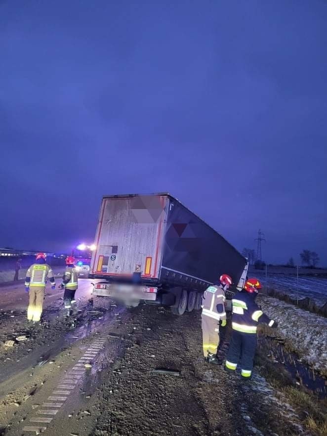 Tragiczny wypadek na obwodnicy Augustowa. Osobówka zderzyła się z ciężarówką (zdjęcia)