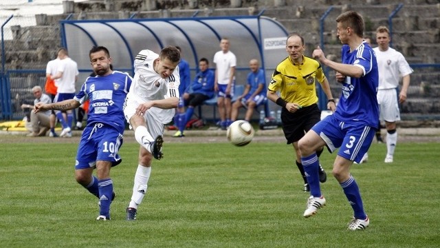 Tomasz Robak (w białym stroju) zdobył gola na 2-0 dla zespołu ze Zdzieszowic.