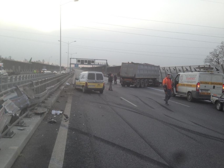 Wypadek na AOW. Ciężarówka zderzyła się z autem osobowym. Droga była zablokowana 