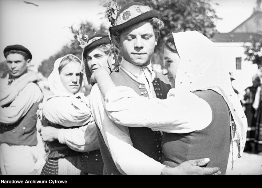 Górale z okolic Leska podczas tańca
1936