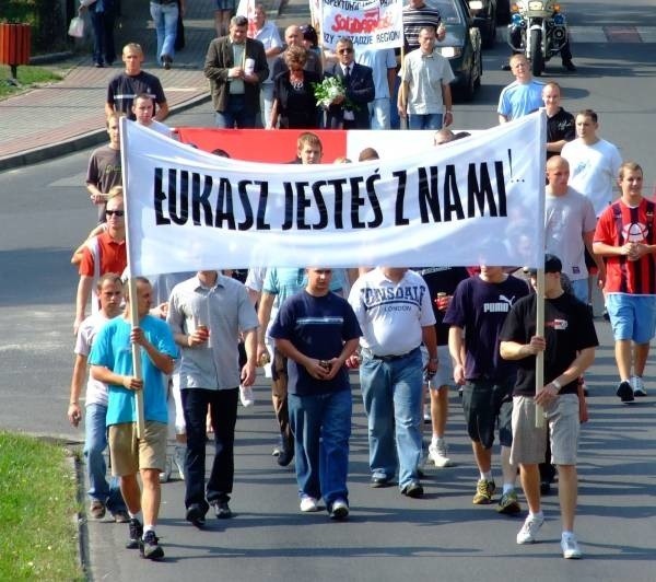 Przyjaciele Łukasza po tragicznym wypadku w Intersilesii zorganizowali marsz milczenia.