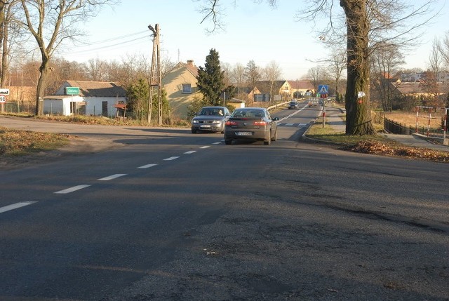 Skrzyżowanie w Bobrzanach jest dość duże, może dlatego kierowcy pędzą przez nią nie zdejmując nogi z gazu.