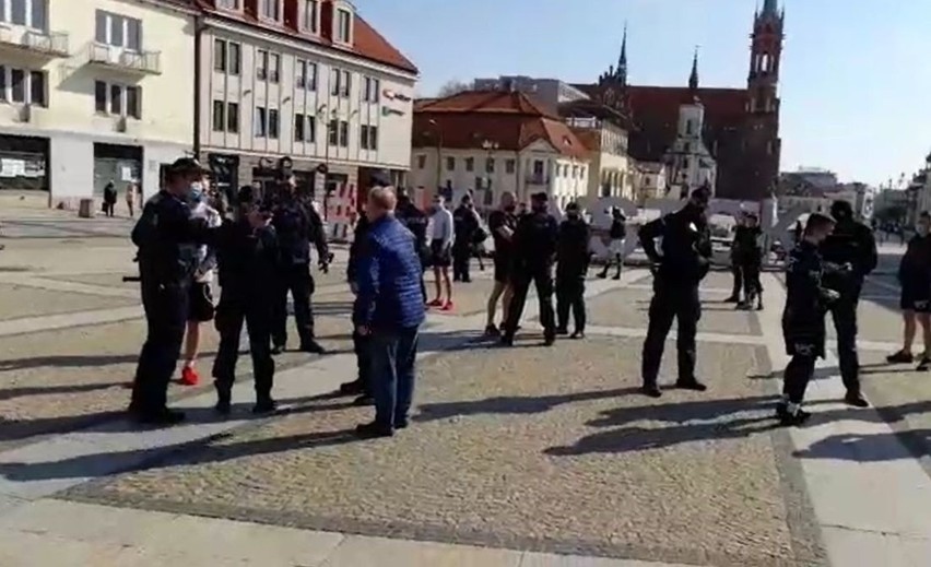 Białystok. Policja przerwała happening na Rynku Kościuszki. Miał odbyć się darmowy trening na świeżym powietrzu 