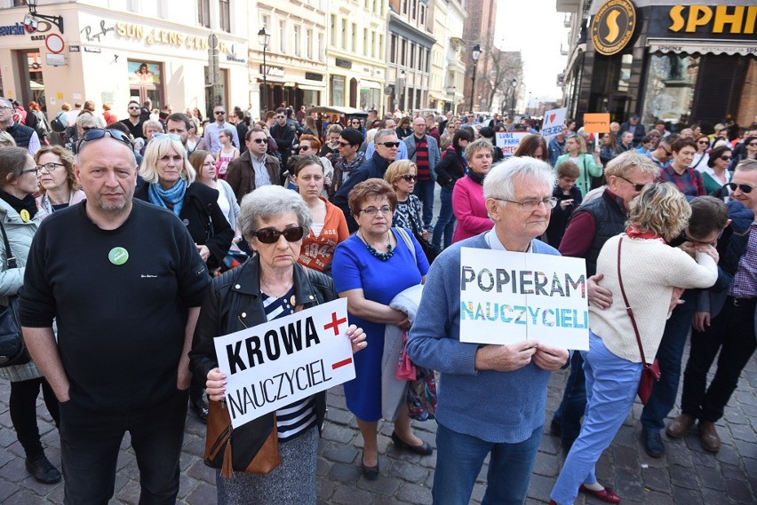 W Toruniu odbył się wiec poparcia dla nauczycieli, którzy...