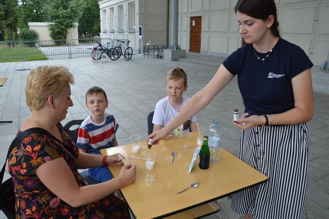 Po tarasie roznosił się przyjemny zapach, bo pani instruktor dodawała do masy różne olejki o zapachu egzotycznych kwiatów i owoców, a kulka w kąpieli zamieni się w pianę