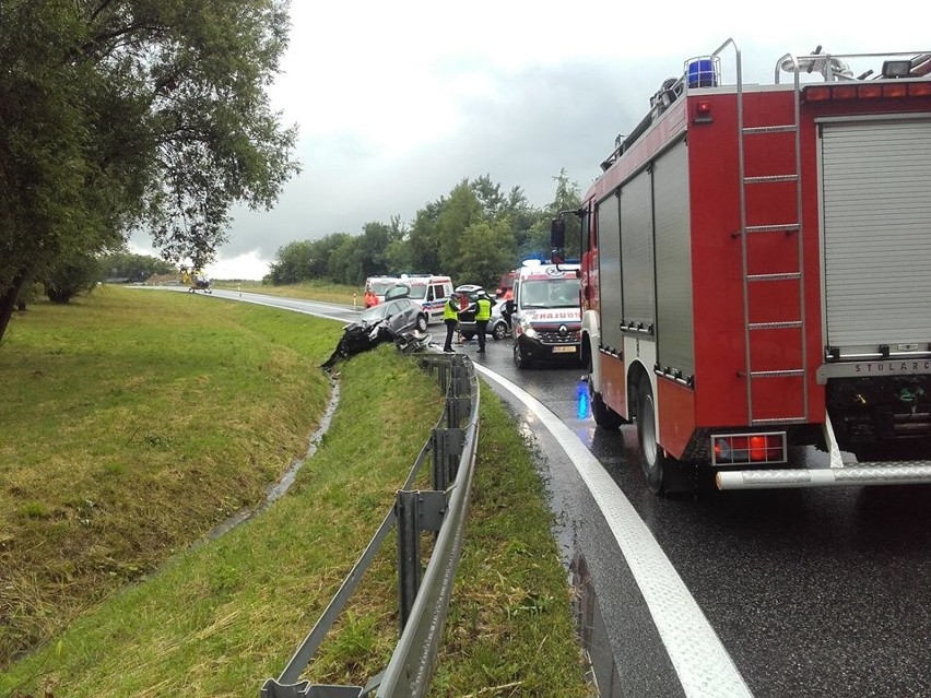 Wypadek Balice. Zderzenie dwóch samochodów na zjeździe z autostrady na lotnisko