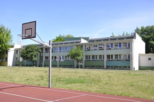 Ul. Legionowa. Powstanie siłownia, ścianka wspinaczkowa i skocznia do skoku w dal (zdjęcia)
