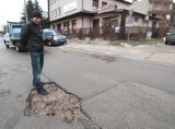 Dziur na kieleckich ulicach ciągle dużo. Ale powoli znikają