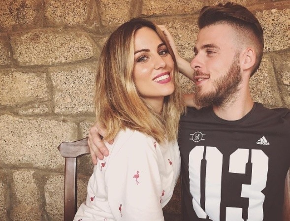 David De Gea bramkarz Manchesteru United spotyka się z piosenkarką. Edurne Garcia także pochodzi z Hiszpanii i ma 26-lat. Garcia reprezentowała swój kraj w 60. Konkursu Piosenki Eurowizji w 2015 roku. Dziewczyny polskich piłkarzy [ZDJĘCIA]Zobacz także: On powalczy o koronę króla strzelców, ona o tytuł najpiękniejszej WAG Ekstraklasy? Seksowna partnerka Igora Angulo