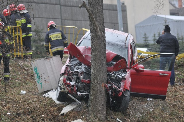 Zdarzenie miało miejsce na skrzyżowaniu ul. Wyszyńskiego i Owocowej w Gorzowie. Honda wypadła z drogi, przejechała prze chodnik, przebiła bariery ochronne, roztrzaskała skrzynkę elektryczną i zatrzymała się na drzewie. Aktualizacja - godzina 13.00- 37-letni kierowca hondy CRV zasłabł i wypadł z drogi, po czym samochód uderzył w drzewo. Został przewieziony do szpitala - mówi Mateusz Sławek z biura prasowego Komendy Wojewódzkiej Policji w Gorzowie Wlkp. - Moim zdaniem kierowca miał atak padaczki. Pomagaliśmy mu jako pierwsi. Wyjęliśmy kierowcę z samochodu, ułożyliśmy go w pozycji bezpiecznej, kolega odpiął klemy w rozbitym aucie, a jeszcze inny użył gaśnicy, żeby nie doszło do pożaru - relacjonuje Krzysztof Puszko z organizacji Poszukiwacze Grupa Zachód. Wraz z dwoma innymi kolegami akurat oczyszczali dno Kłodawki, gdy rozpędzone auto wypadło z drogi. - Nikt nie wymusił mu pierwszeństwa, kierowca po prostu miał atak i nacisnął mocno na pedał gazu - mówi K. Puszko. Jakby tego było mało, oczyszczający Kłodawkę młodzi ludzie znaleźli w niej... granat. Niebezpieczne znalezisko zabezpieczyła policja.Pierwsze informacjeDo kraksy doszło we wtorek, 7 lutego, ok. godz. 11.30. Powiadomił nas o niej Czytelnik. Widok na miejscu jest dramatyczny. Honda musiała wypaść z drogi z dużą prędkością. Ma rozbity cały przód. W aucie wystrzeliły poduszki powietrzne. Na miejscu jest straż pożarna, policja oraz pogotowie ratunkowe i energetyczne. W tej chwili (jest około południa) pracownicy energetyki próbują odłączyć zasilanie z rozbitej skrzynki prądowej.Przeczytaj też:   Czy nietoperze zatrzymają inwestycję za 44 mln zł?