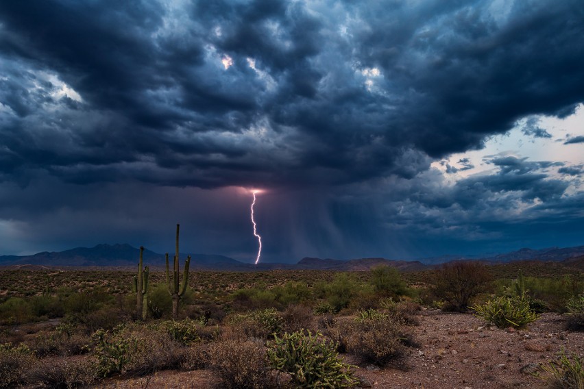 Nieziemskie zdjęcia burzy, tornad i cyklonów. Najbardziej fotogeniczne zjawiska atmosferyczne (foto + wideo)