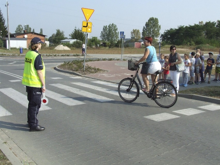 Uczniowie z Solca Kujawskiego uczyli się przechodzenia przez jezdnię