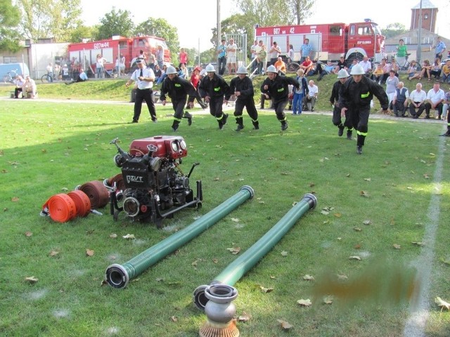 Zmagania strażaków odbyły się na boisku w Odrzywole.