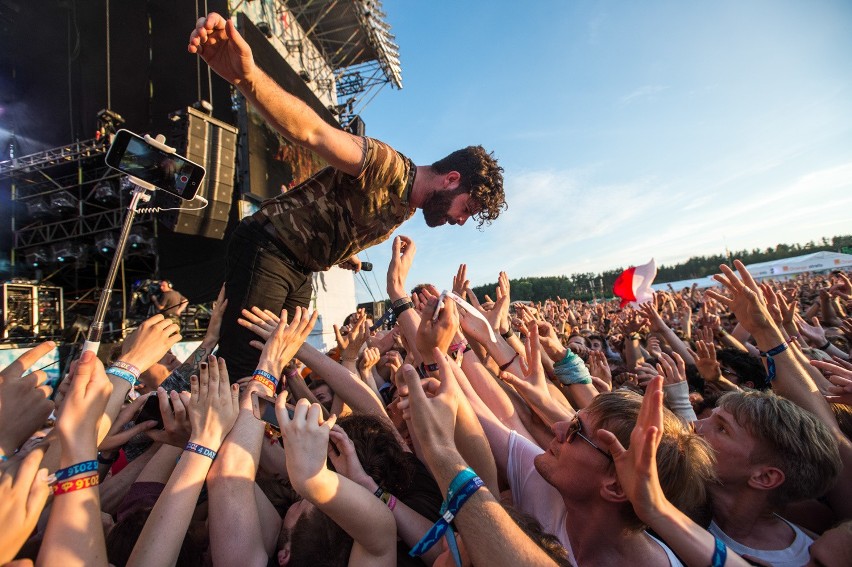 Yannis Philippakis jak zwykle szalał na scenie - publiczność...