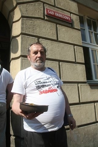 Zygmunt Miernik z tortem w Sądzie Okręgowym w Katowicach