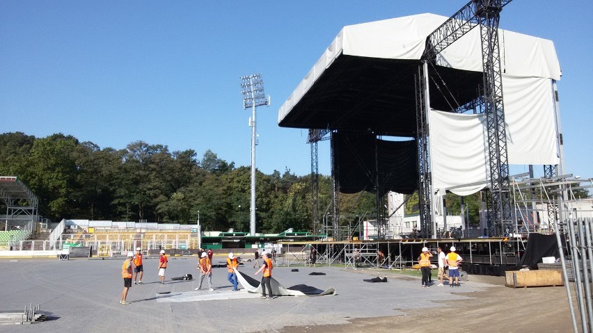 Po koncercie Linkin Park w Rybniku sprzątają stadion. A tak...