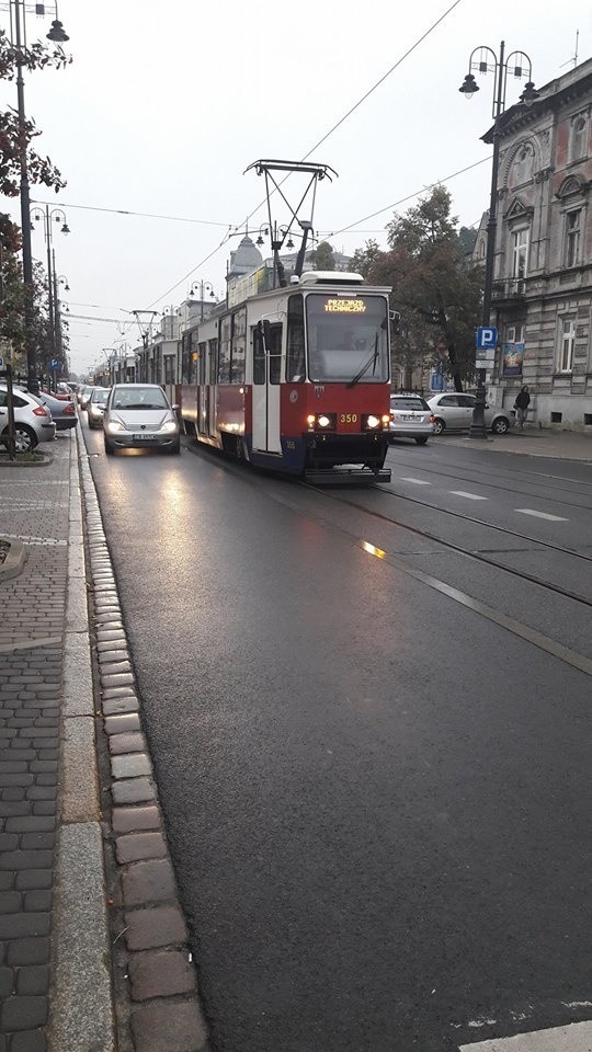 Kilkanaście składów tramwajowych zostało około godziny 15...