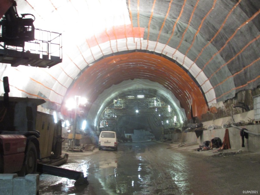 Tak wyglądała budowa tunelu (i odcinka drogi S-7...