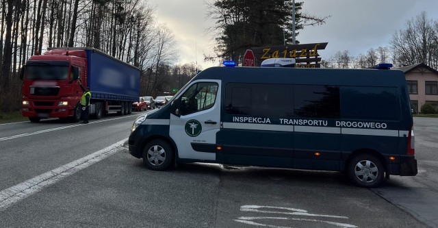 Stan trzeźwości blisko 1000 kierowców samochodów ciężarowych, dostawczych i autobusów skontrolowali w trakcie kilkugodzinnej akcji inspektorzy świętokrzyskiej Inspekcji Transportu Drogowego.