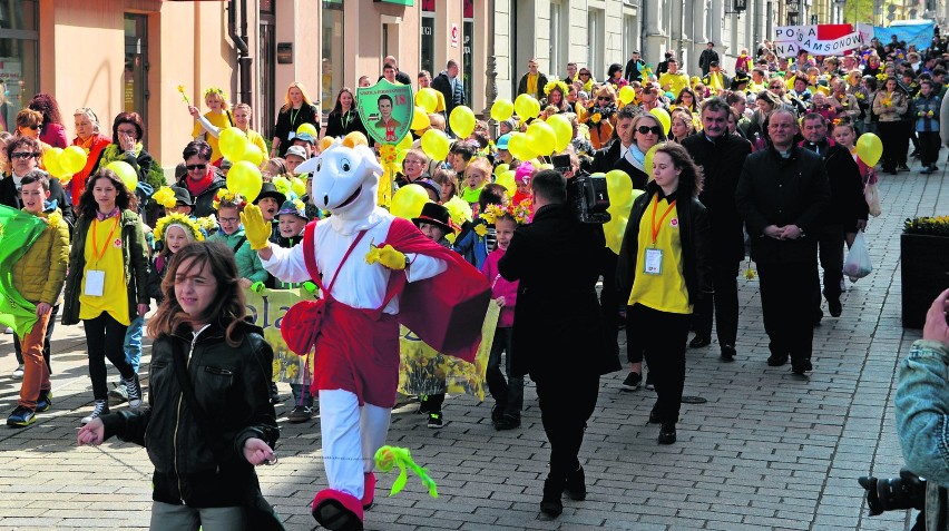 Uczestnicy „Marszu Żonkila”  przeszli ulicą Sienkiewicza....