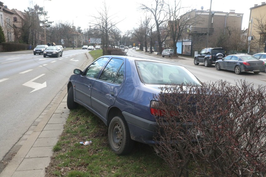 Wypadek na Kochanowskiego. Auto wpadło na ogrodzenie (ZDJĘCIA)