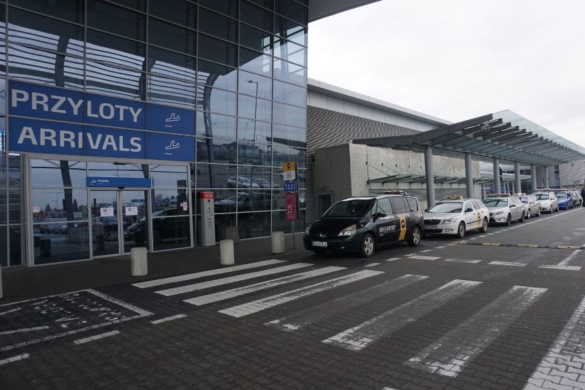 Lotnisko Ławica w Poznaniu: jak dojechać? Gdzie zaparkować samochód? Ile kosztuje parking na lotnisku? Czym dojechać na Ławicę?