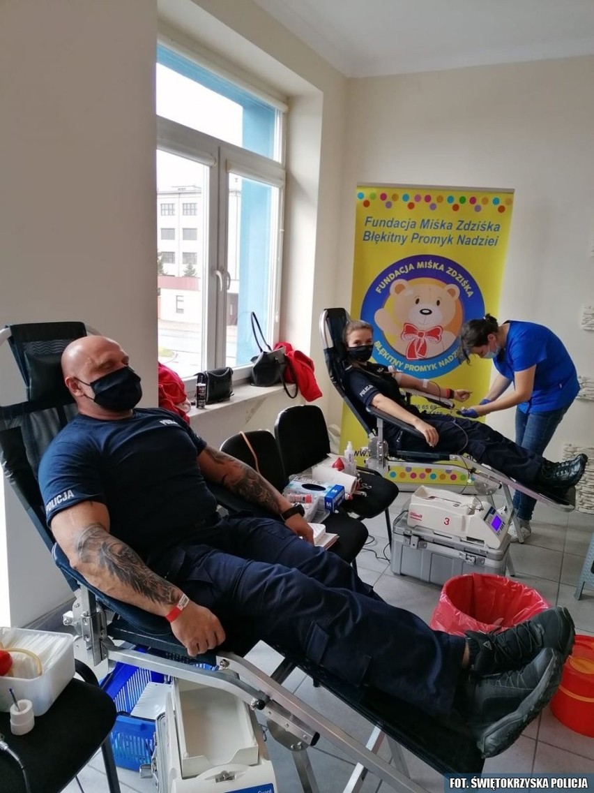 Policjanci z Kielc oddali krew dla chorej Eweliny [ZDJĘCIA]