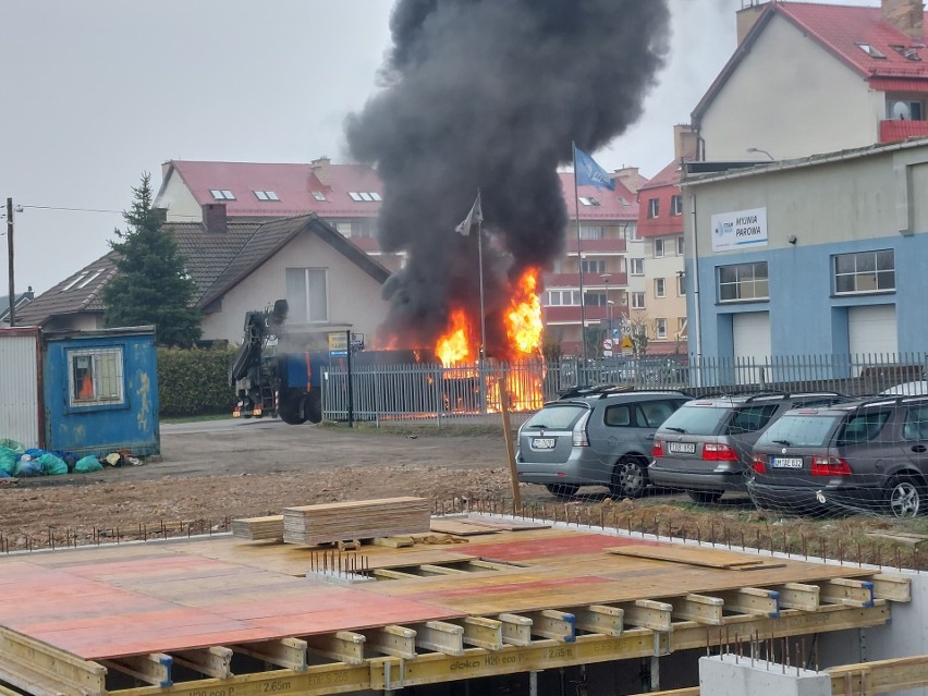Pożar w Mierzynie. Zapaliła się ciężarówka. Ogień bardzo szybko strawił cały samochód [ZDJĘCIA]