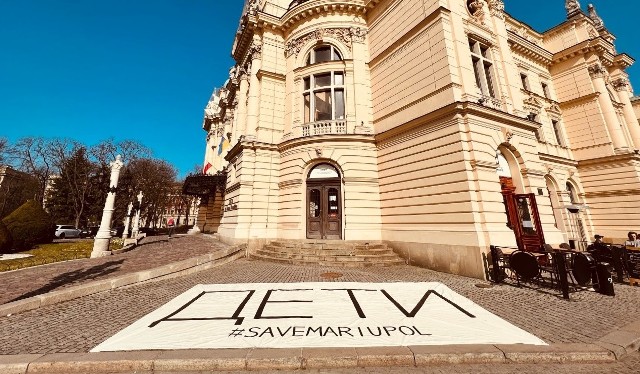 Przed Teatrem Słowackiego pojawiło się hasło w geście solidarności z Ukrainą