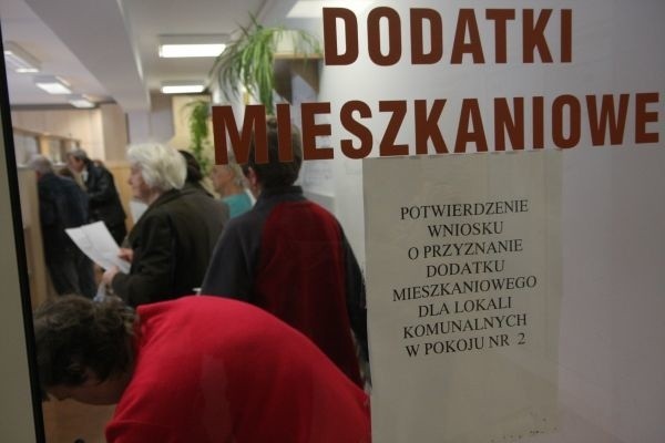 Lokatorzy mieszkań komunalnych obawiają się podwyżek, dlatego masowo składają w ZMK wnioski o ulgi w czynszu i dodatki mieszkaniowe.