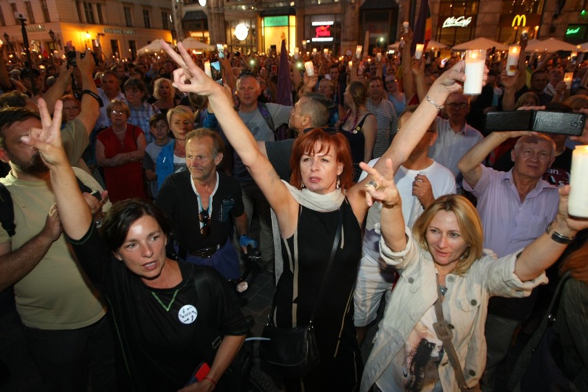 Protest w obronie sądów we Wrocławiu. "Precz z Kaczorem-dyktatorem" [ZDJĘCIA]