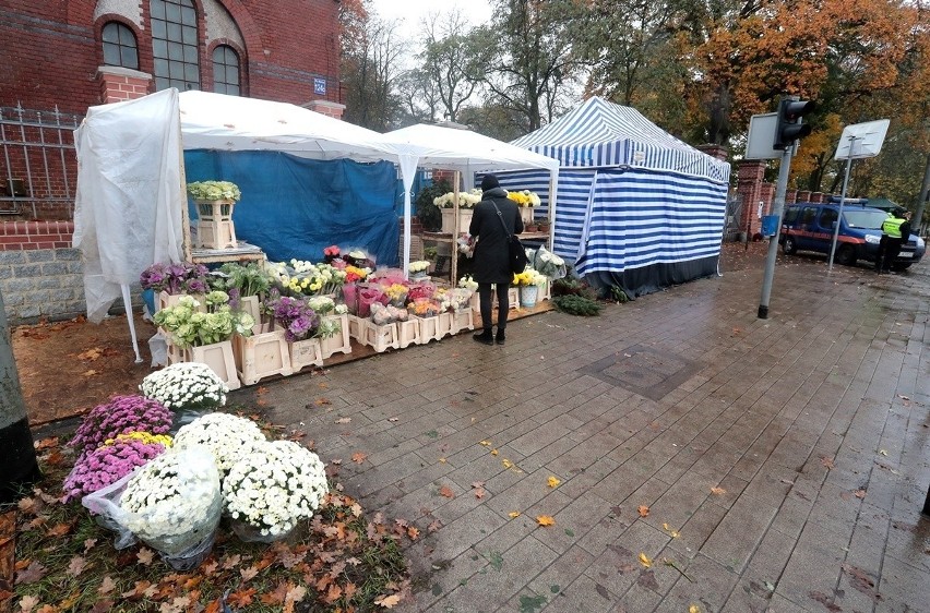 Handel przed cmentarzem w Szczecinie w sobotę, 31.10.2020