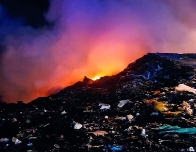 Płomienie ogarnęły wysypisko śmieci w pobliżu miejscowości Rusko pod Strzegomiem