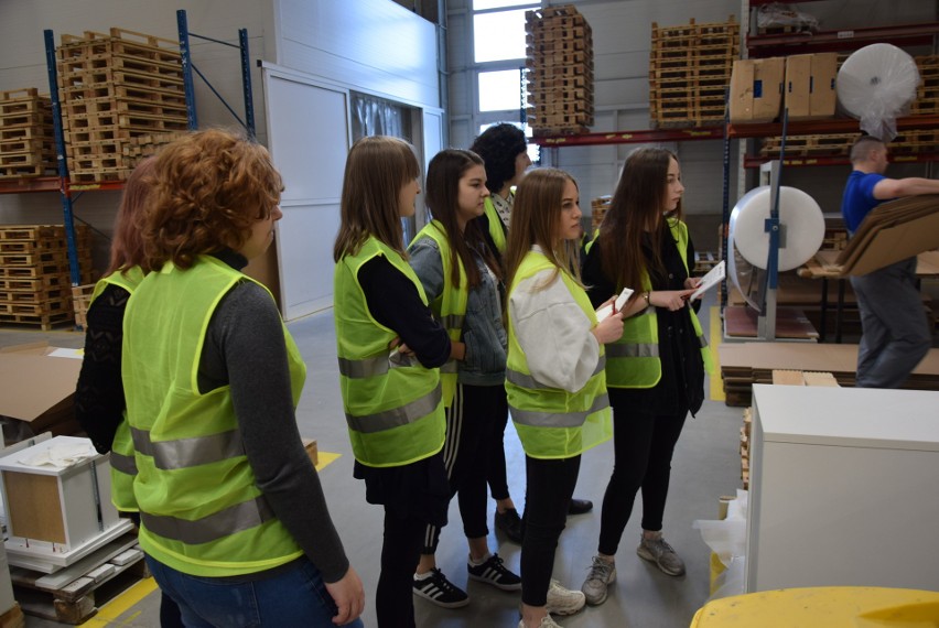 Uczniowie z Drzewniaka i Mechanika usprawniali produkcję w AJ Fabryka Mebli (wideo, zdjęcia)