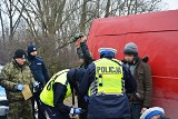 Czerwonka. Zatrzymano 22 nielegalnych migrantów podróżujących busem na niemieckich rejestracjach. Policjanci zorganizowali im ciepły posiłek