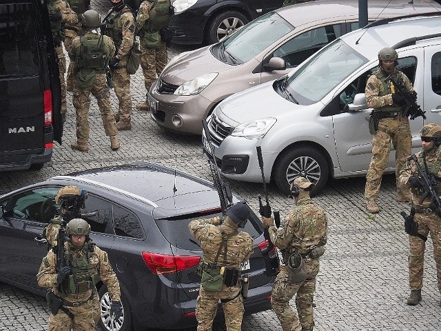 We wtorek z powodu ćwiczeń policji mieszkańcy Łodzi napotkali duże utrudnienia w okolicach dworca Fabrycznego. Policja prosiła o zachowanie spokoju i stosowanie się do poleceń służb.