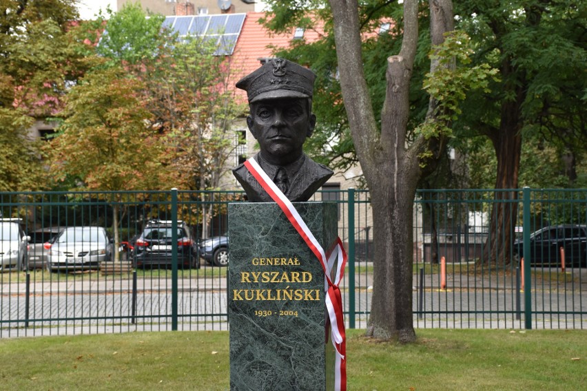Odsłonięcie pomnika gen. Ryszarda Kuklińskiego przy ul....
