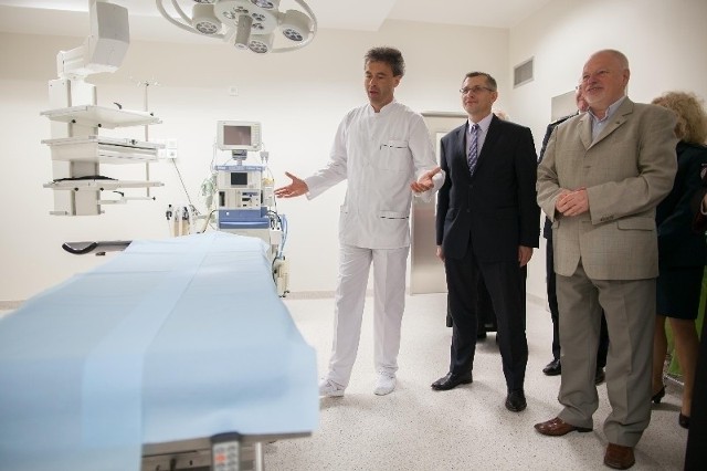 Dr Jacek Schmidt, szef bloku operacyjnego, prezentuje jedną z nowoczesnych sal gotowych do operacji.